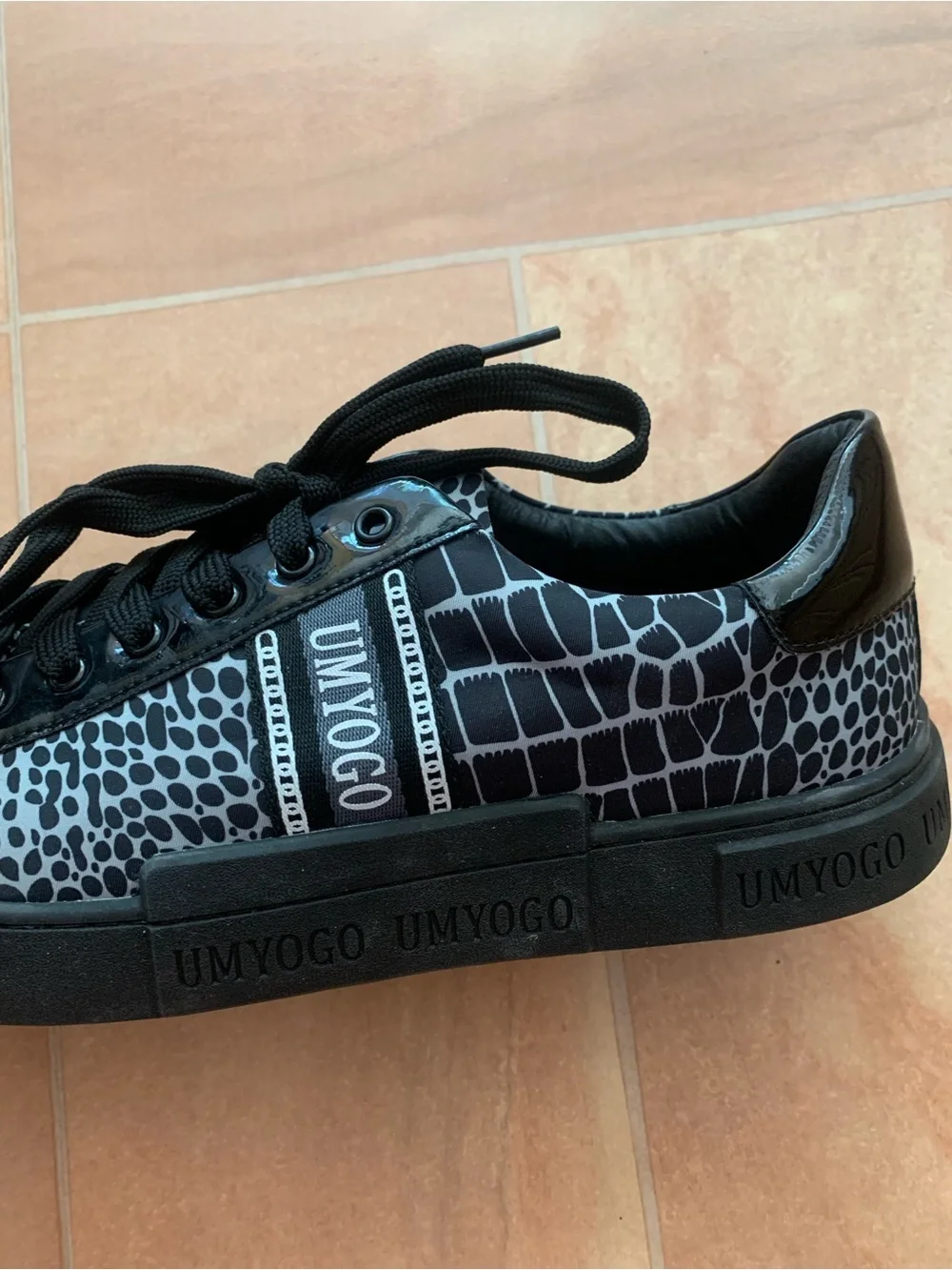 Umyogo Men's Black, White & Gray Snakeskin Pattern Low-Top Sneakers Shoes